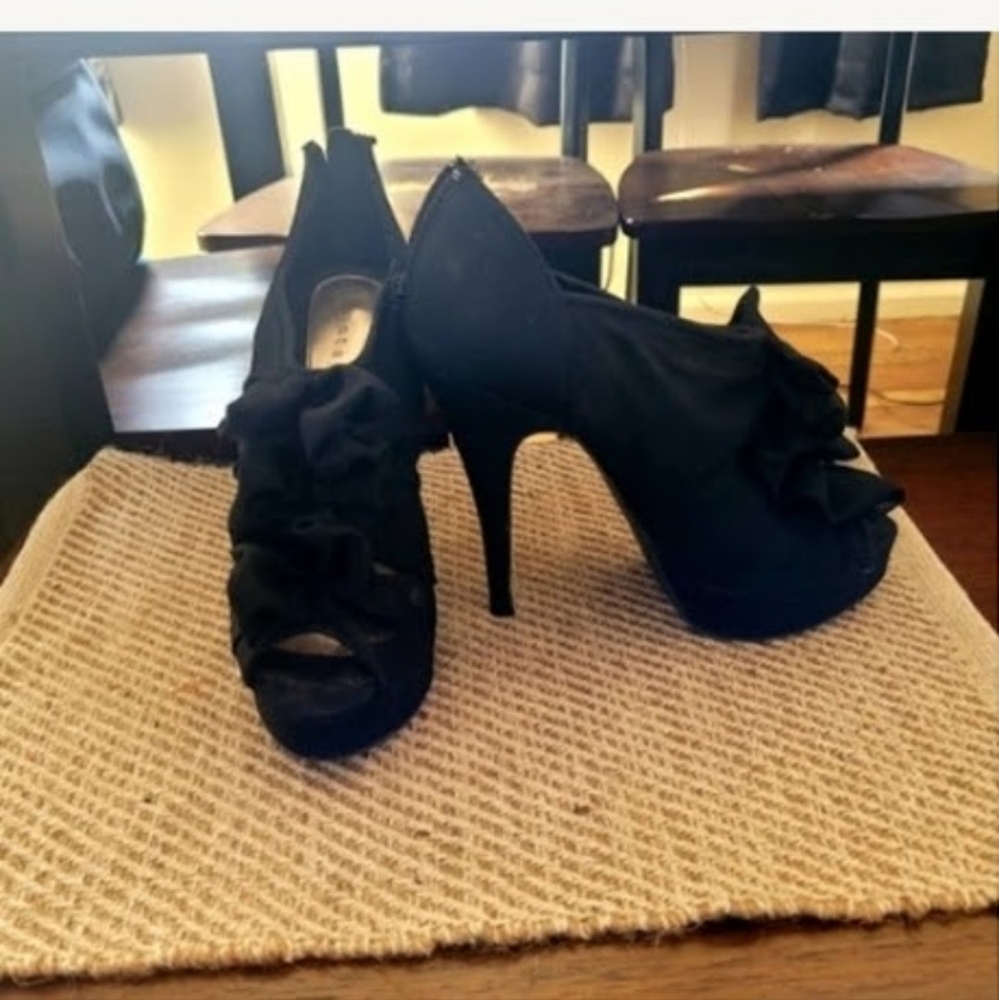Metaphor  black 4 inch heels